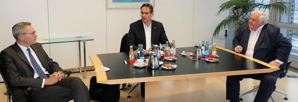 René Baum von der Volksbank Pforzheim, der Nieferner FDP-Landtagsabgeordnete und Vorsitzende des Wirtschaftsausschusses des Landtags, Professor Dr. Erik Schweickert, und Hans Neuweiler von der Sparkasse Pforzheim Calw (v. li.) im Gespräch.Foto: Peche