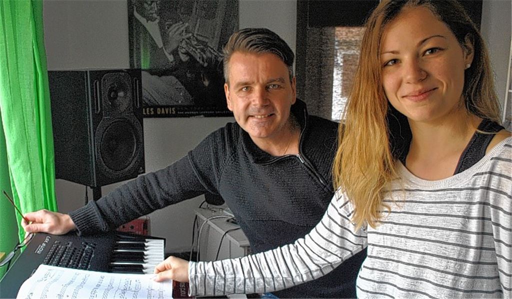 Saite an Seite mit dem Musik-Star