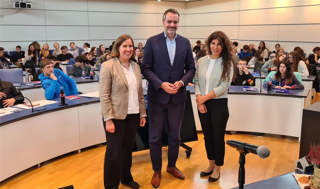 René Repasi diskutiert beim DemokratieTalk 2023 mit über hundert Schülerinnen und Schülern, die im Sitzungssaal des Landratsamtes Platz genommen haben. Erste Landesbeamtin Hilde Neidhardt (li.) und Sozialdezernentin Katja Kreeb freuten sich über den Besuch. Foto: Metzbaur