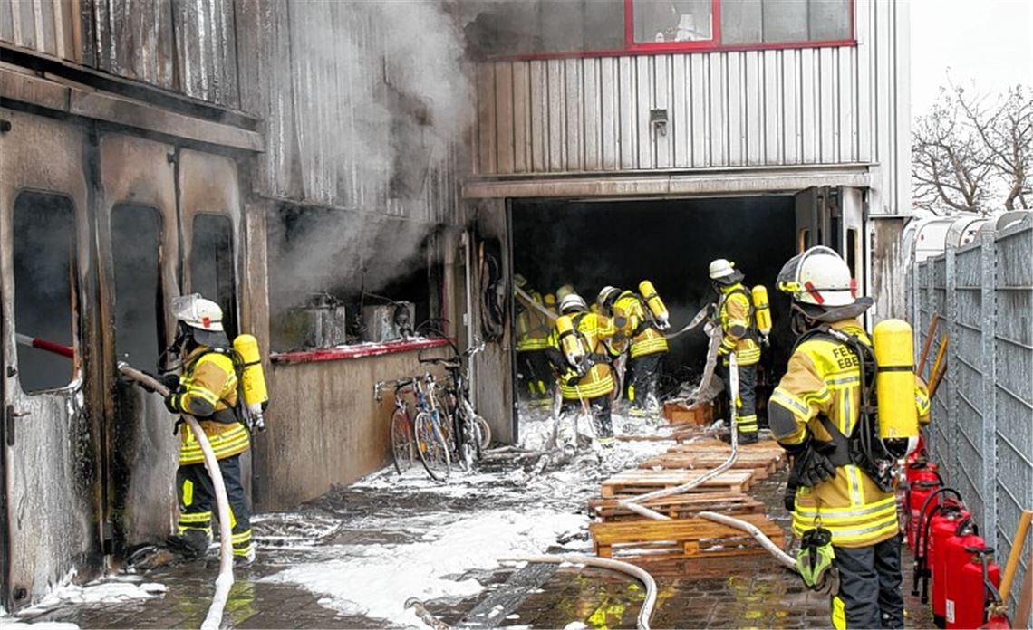 Reparatur mit Folgen: Flexarbeiten an einem Altöl-Ablauf lösen in einer Nussdorfer Firma eine Verpuffung und einen Großbrand aus.