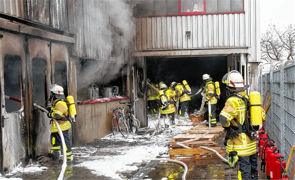 Reparatur mit Folgen: Flexarbeiten an einem Altöl-Ablauf lösen in einer Nussdorfer Firma eine Verpuffung und einen Großbrand aus.