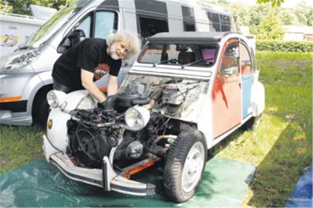 Reparatur mit überraschendem Ausgang: Jörg Eberling aus Heidelberg stößt bei einer Nachsicht der Bremsen auf einen Fremdkörper, der den Klang seiner Ente stört.
Foto: Tilo Keller