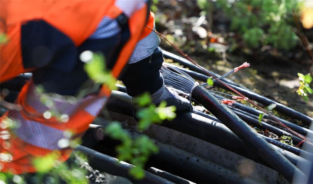 Reparaturarbeiten an durchtrenntem Kabel bei der Bahn