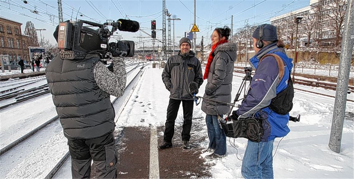 Reporterin Petra Thaidigsmann bespricht sich mit ihrem Interviewpartner Armin Dauner, Leiter des Mühlacker Planungsamts. Kameramann und Tontechniker dürfen nicht fehlen. 