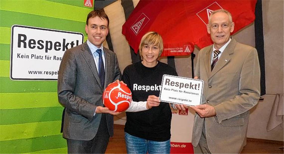 Respekt für alle: Dafür setzen sich der Finanz- und Wirtschaftsminister Dr. Nils Schmid (li.) , die ehemalige Fußball-Nationalspielerin Sandra Minnert, Schirmherrin der von der IG Metall unterstützten Initiative, und Gewerkschafter Martin Kunzmann ein.