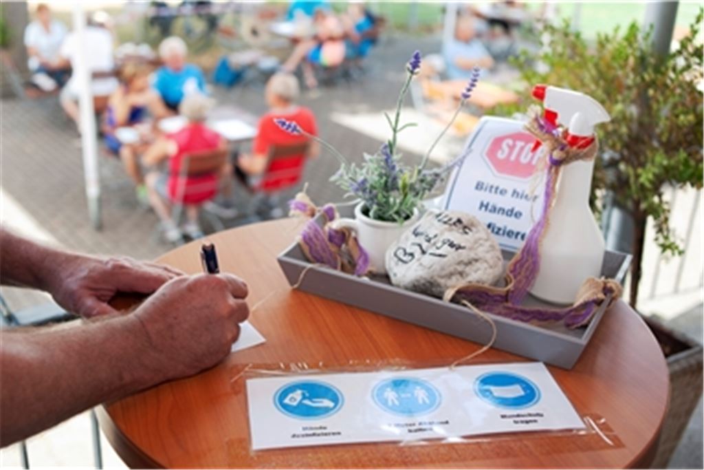Restaurantbesuche unter Hygienebedingungen hat es jetzt bereits seit mehr als einem halben Jahr nicht mehr gegeben, stattdessen geschlossene Terrassen selbst bei bestem Wetter. Fotomoment