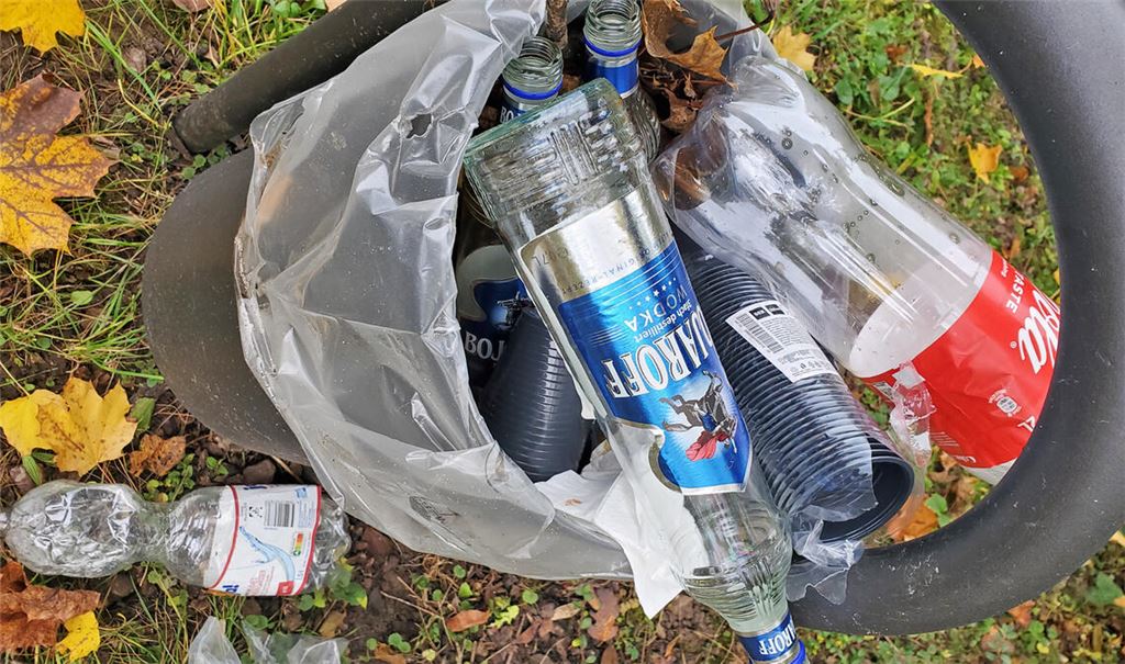 Reste eines Partyabends auf dem Spielplatz an der Richard-Wagner-Straße. Fotos: privat