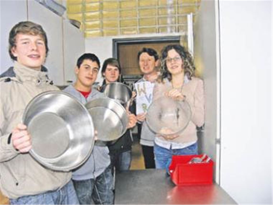 Restlos glücklich: Robin (v. li.), Tugkan, Philip, Lehrer Rudolf Veit und Lea-Sophie. Foto: Becker