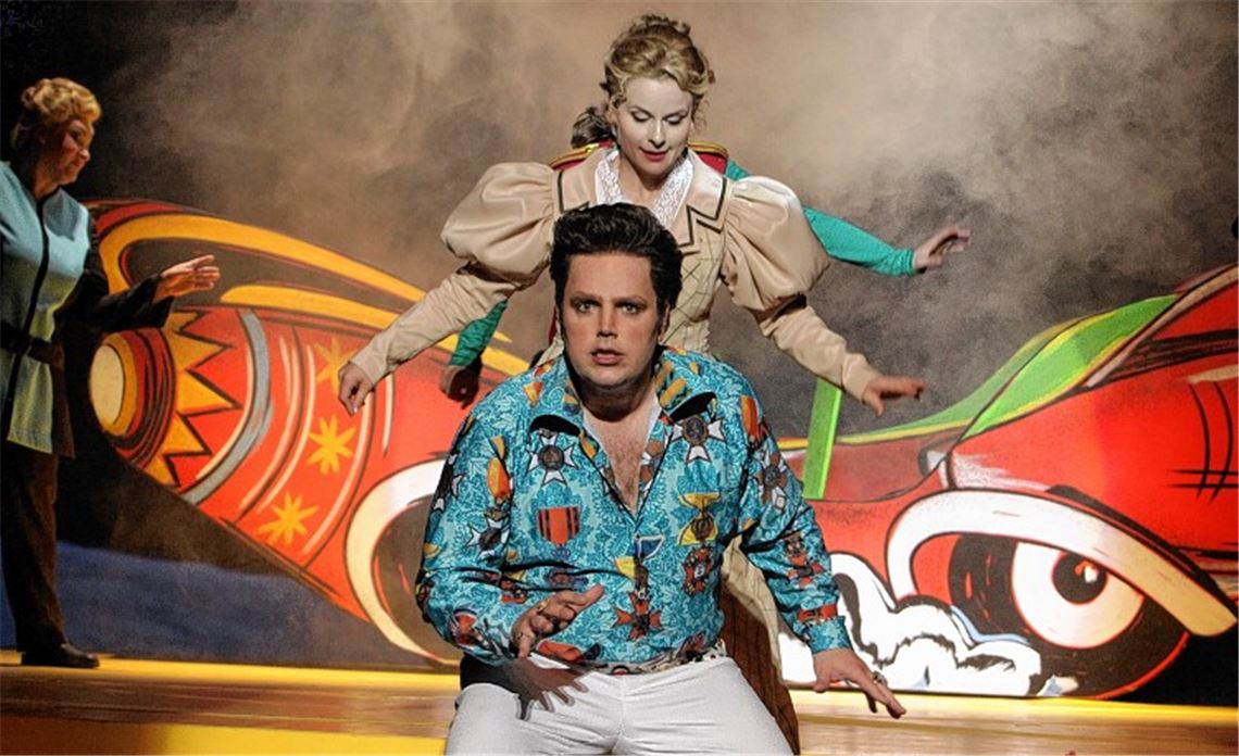 Reto Rosin als Prinz Sternschuppe und Franziska Tiedtke als Marie Pusebach.