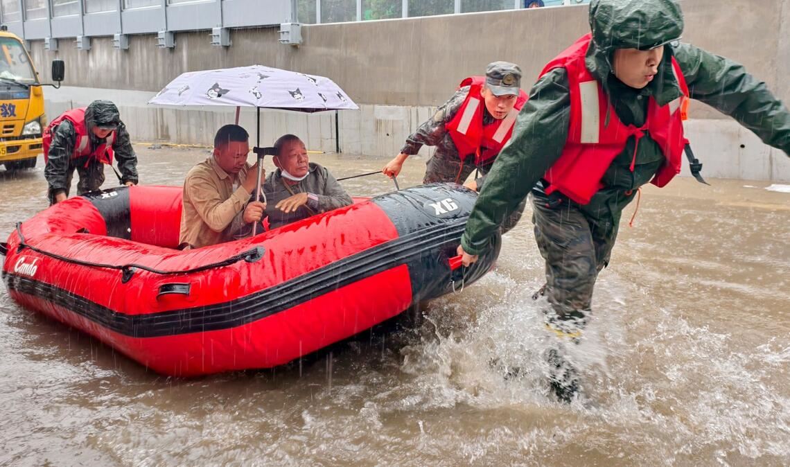 Retter helfen mit Schlauchbooten nach den starken Regenfällen in Qinzhou.