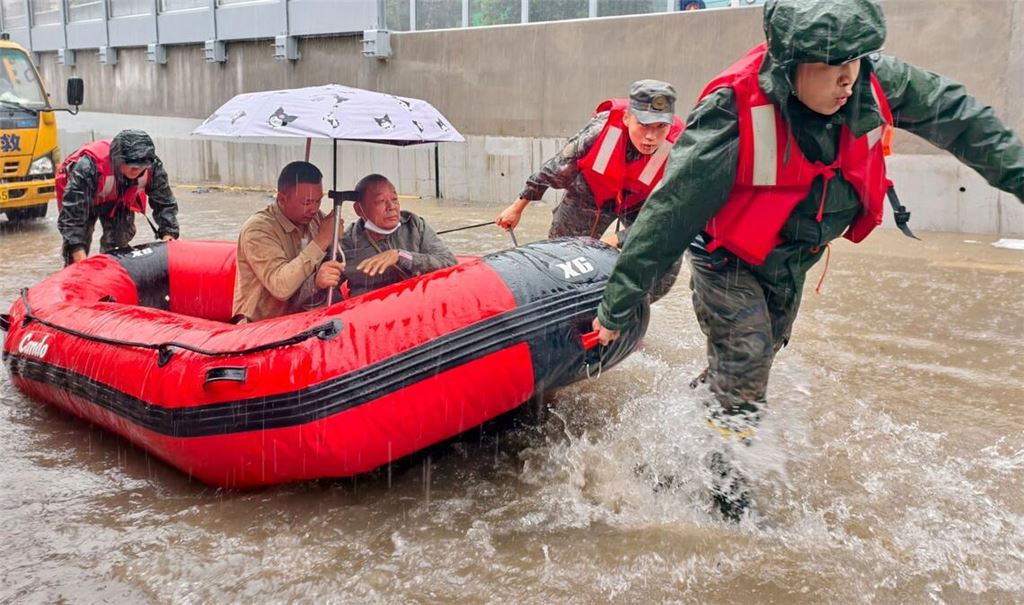 Retter helfen mit Schlauchbooten nach den starken Regenfällen in Qinzhou.