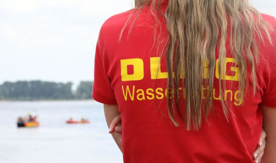 Retter waren schnell zur Stelle  und zogen den Mann aus dem Wasser (Symbolbild)
