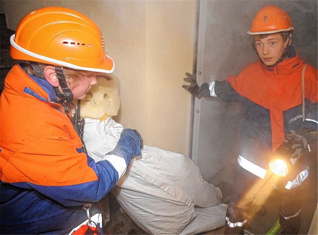 Rettung im verrauchten Keller: Die Nachwuchskräfte der Jugendfeuer haben die gesuchte Zielperson gefunden und bringen sie ins Freie.