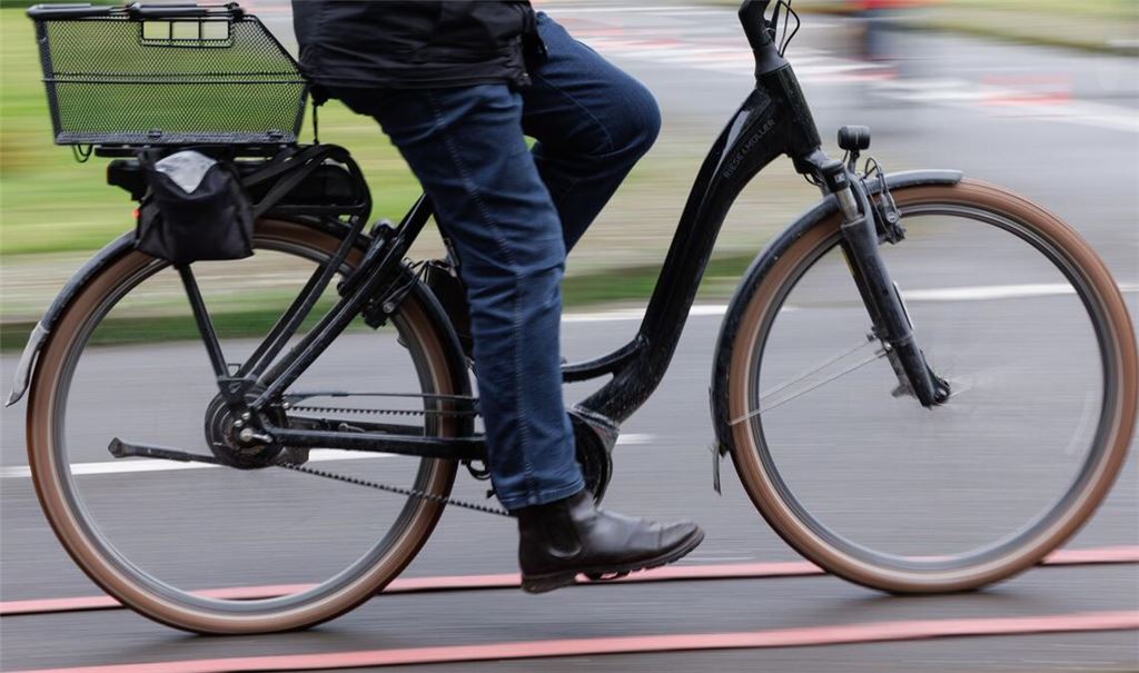 Rettungsdienstler fordern eine Helmpflicht für Pedelec-Fahrer. (Symbolbild)