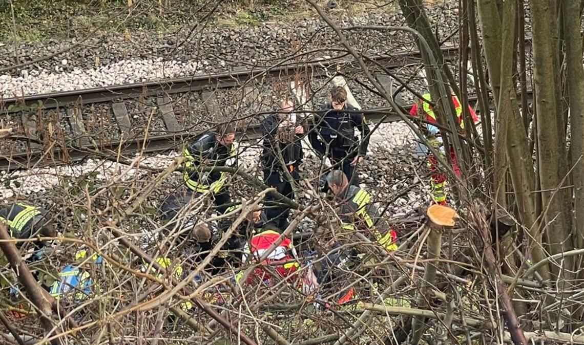 Rettungskräft bergen einen Mann, der ins Gleisbett gestürzt ist. Foto: Myroshnichenko