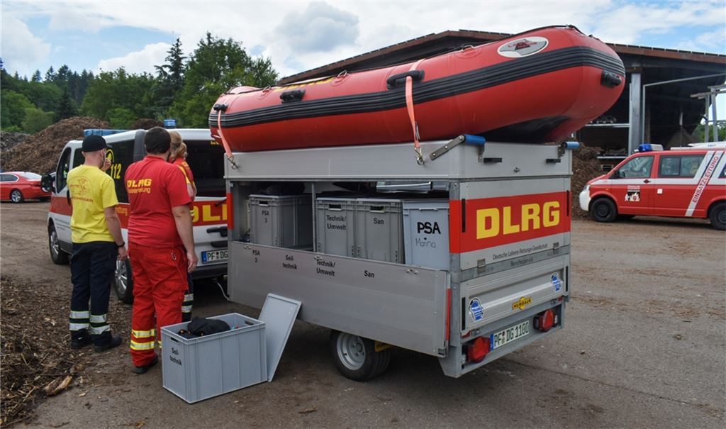 Rettungskräfte auf der Suche nach dem Vermissten. Fotos: Myroshnichenko
