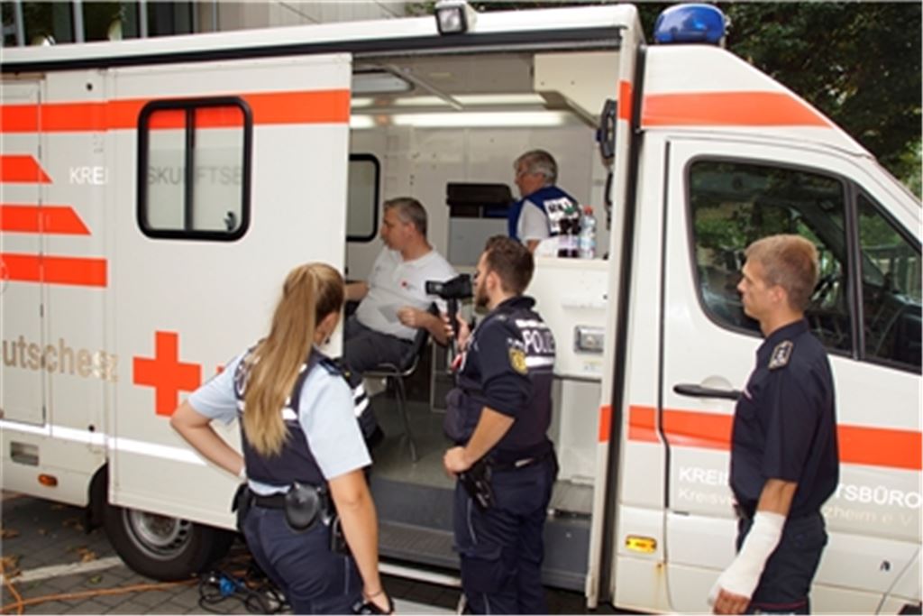 Rettungskräfte aus verschiedenen Organisationen arbeiten bei der Übung zusammen, damit es im Ernstfall keine Reibungsverluste gibt.Foto: Frank Winterfeldt, Feuerwehr Pforzheim