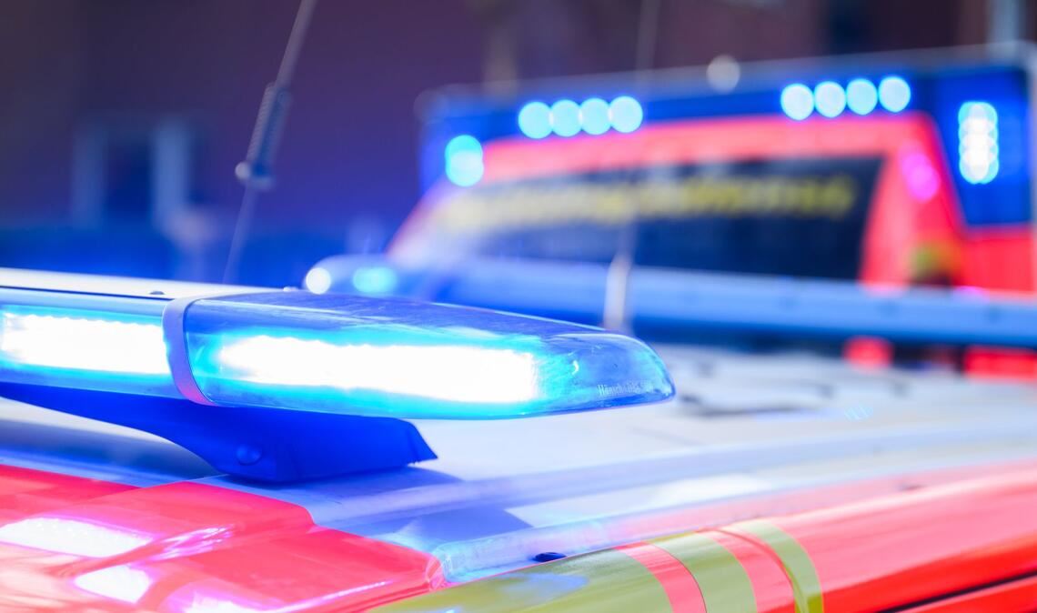 Rettungskräfte brachten den Verletzten in ein Krankenhaus (Symbolbild)