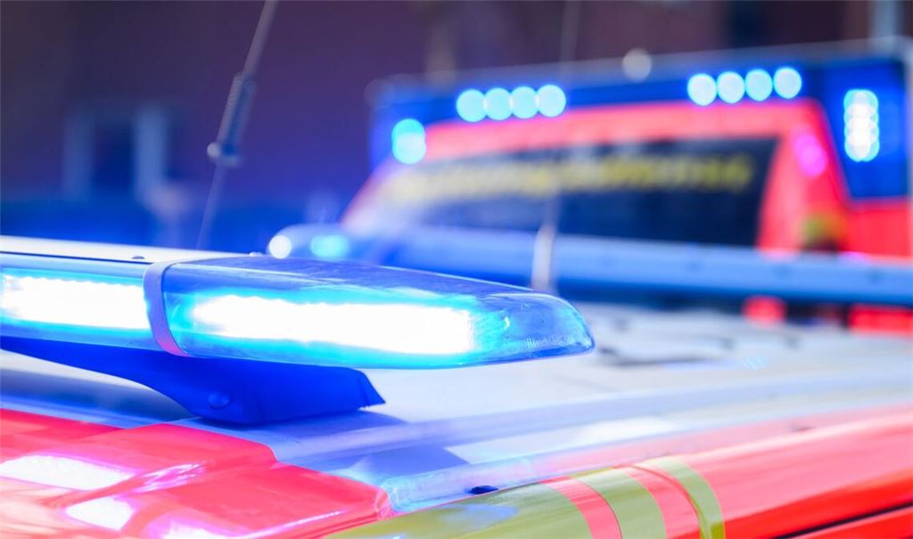 Rettungskräfte brachten den Verletzten in ein Krankenhaus (Symbolbild)