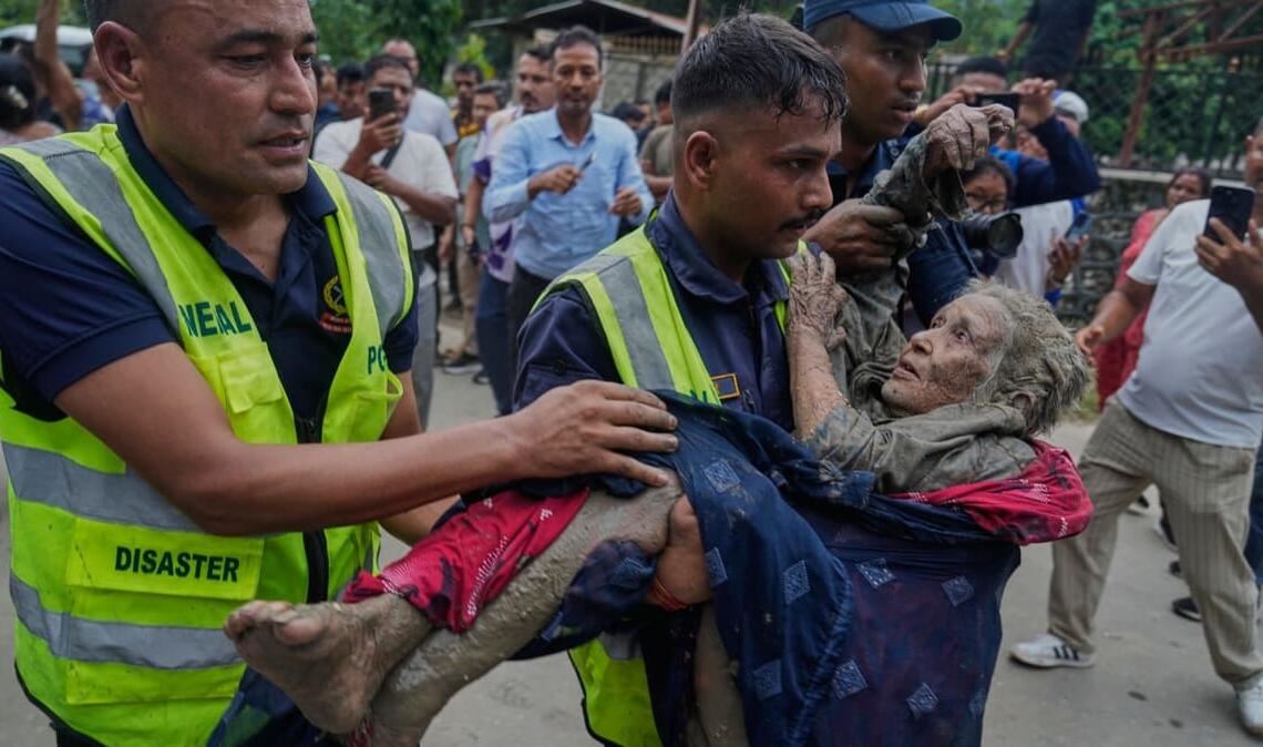 Rettungskräfte bringen am Trishuli-Fluss im nepalesischen Distrikt Nuwakot ein Opfer einer Sturzflut in Sicherheit. Nach der heftigen Sturzflut in der Grenzregion zwischen China und Nepal gibt es mehrere Tote, nach Behördenangaben werden Hunderte Touristen vermisst.