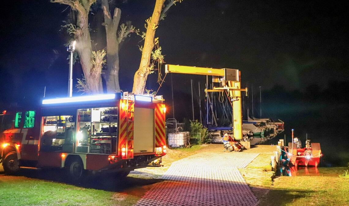 Rettungskräfte der Feuerwehr sind an der Absturzstelle am Baggersee Rohrköpfle im Einsatz.