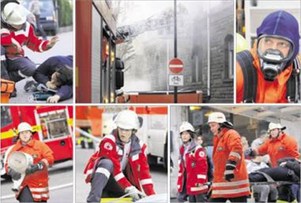 Rettungskräfte der Feuerwehr und vom Roten Kreuz üben den Ernstfall. Für das beklemmend realistische Szenario hat Feuerwehrkommandant Ralph Keipp und ein kleines Team von eingeweihten Mitstreitern gesorgt. Am Ende sind alle Personen aus dem völlig verrauchten Haus an der Poststraße/Ecke Hindenburgstraße gerettet. Fotos: Goertz