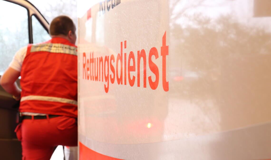 Rettungskräfte haben die beiden Unfallopfer in verschiedene Krankenhäuser gebracht. Symbolfoto: Archiv