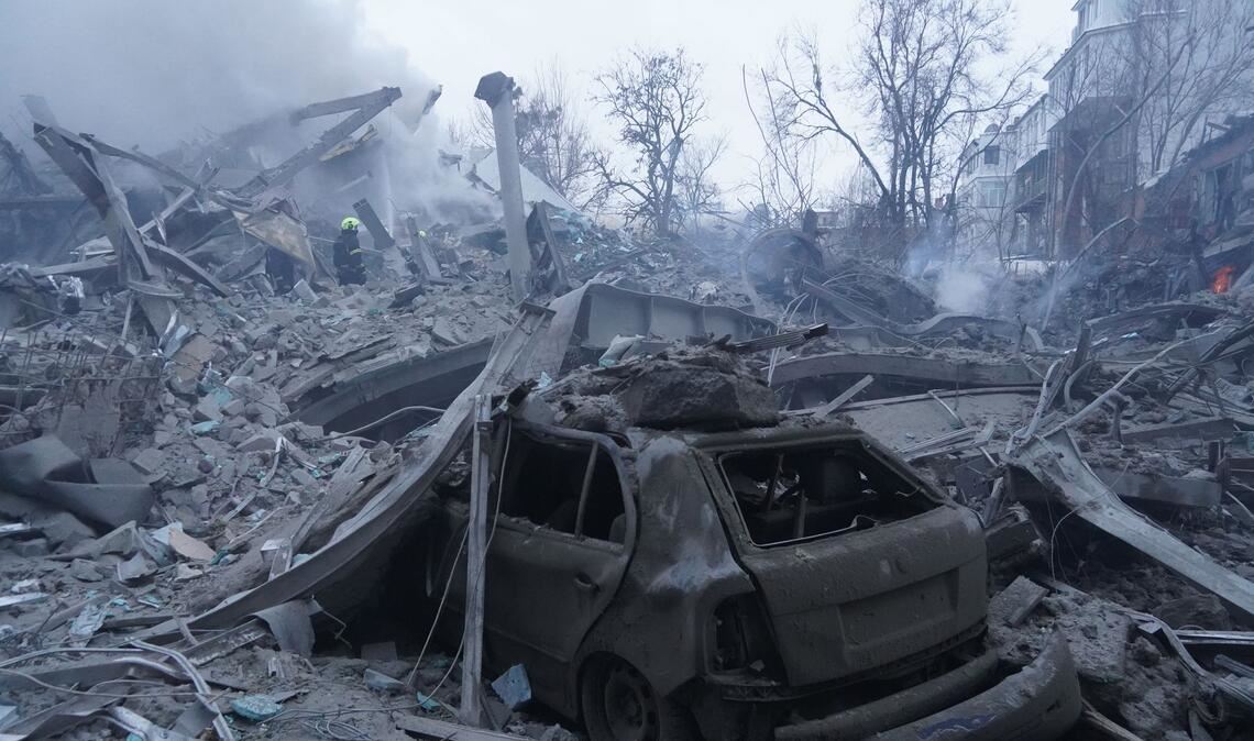 Rettungskräfte löschen einen Brand nach einem russischen Raketenangriff in Charkiw.