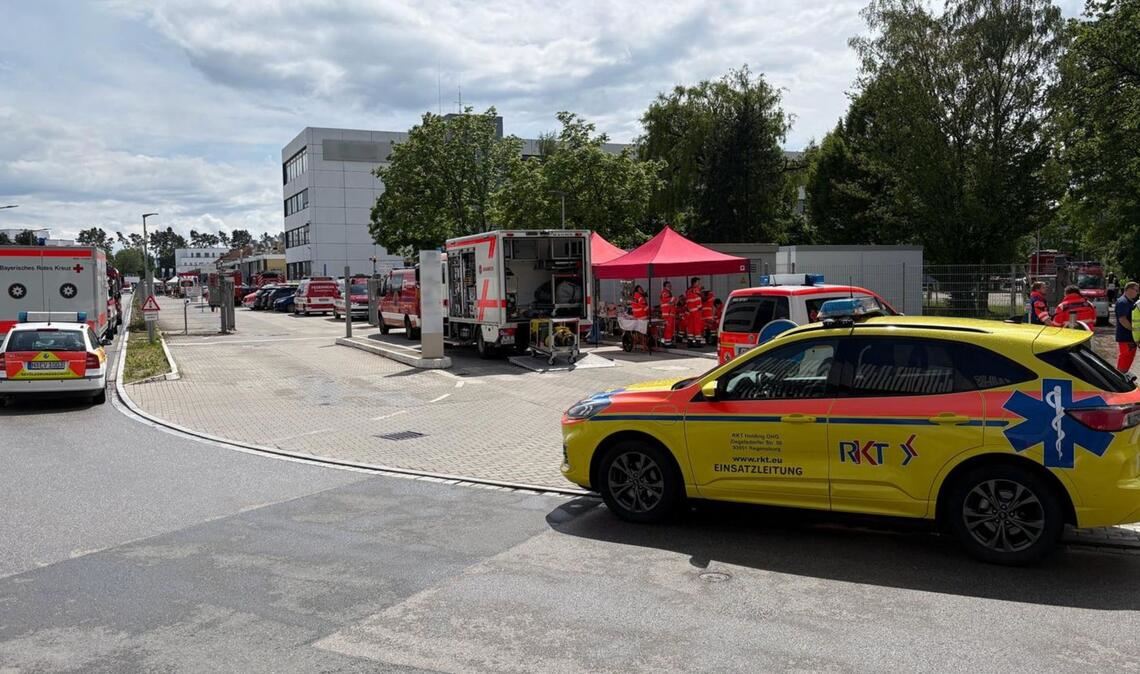 Rettungskräfte sind an einem Betriebsgelände in Nürnberg im Einsatz. Mehrere Menschen sind dort nach dem Austritt einer Chemikalie verletzt worden.