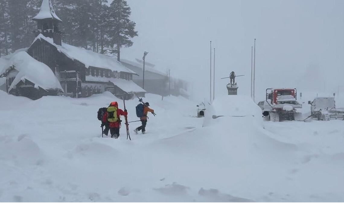 Rettungskräfte sind nach einer Lawine in Castle Peak im Einsatz.
