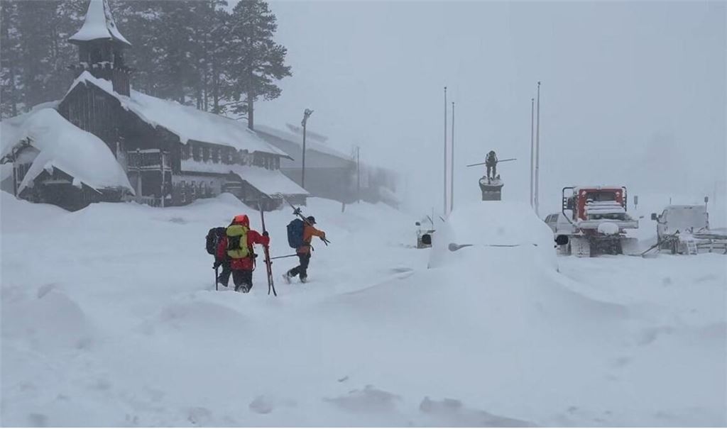 Rettungskräfte sind nach einer Lawine in Castle Peak im Einsatz.