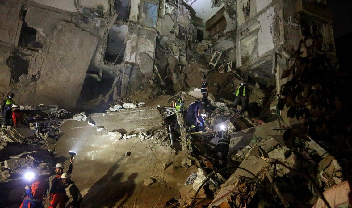 Rettungskräfte suchen nach Opfern in einem zerstörten Gebäude, das bei einem israelischen Luftangriff im Zentrum von Beirut getroffen wurde.