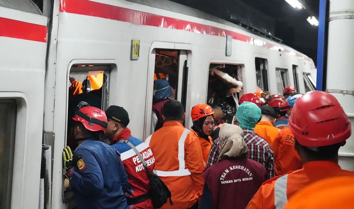 Rettungskräfte suchen nach der Zugkollision nach Opfern.