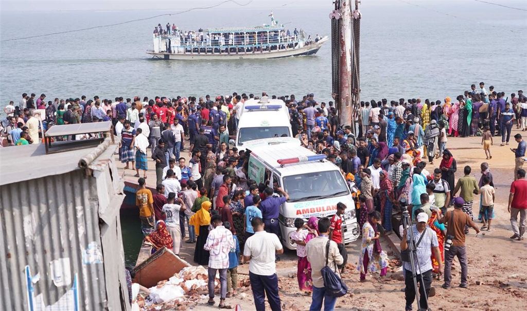 Rettungskräfte und zahlreiche Menschen versammeln sich an einer Unfallstelle, nachdem ein Bus in den Fluss Padma stürzte.