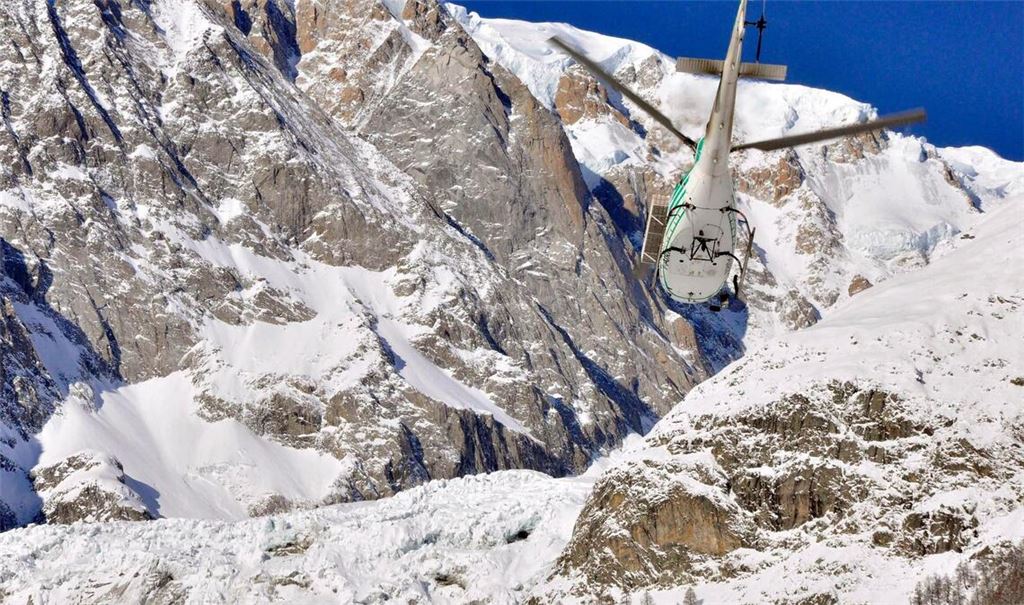 Rettungsteams der Bergwacht suchen noch im Lawinengebiet nach möglicherweise Verschütteten. (Archivbild)