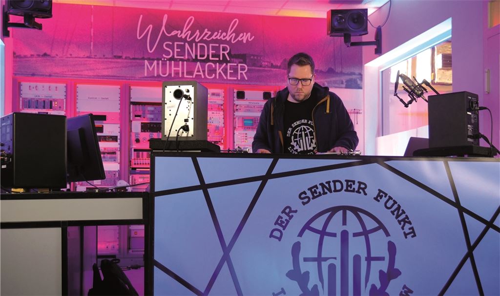 Return to Sender: Arne Bauder alias DJ Krazykrate legt im neuen Studio des Vereins Sender-City in den Mühlacker Senderhallen auf.Friedrich