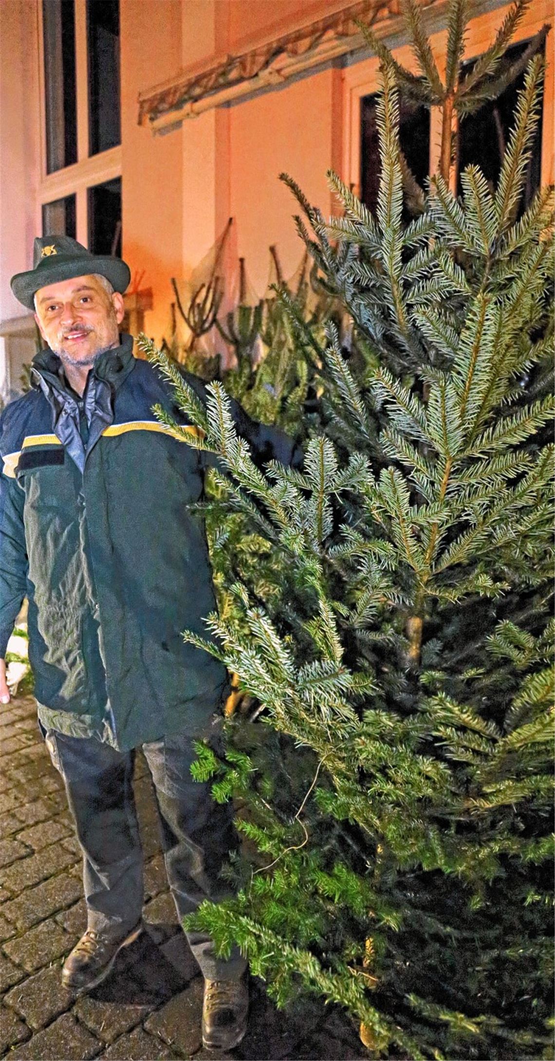 Revierförster Horst Esslinger muss nicht lange bitten: Die Nordmanntannen gehen bei der Auktion weg wie warme Semmeln. Foto: Hansen