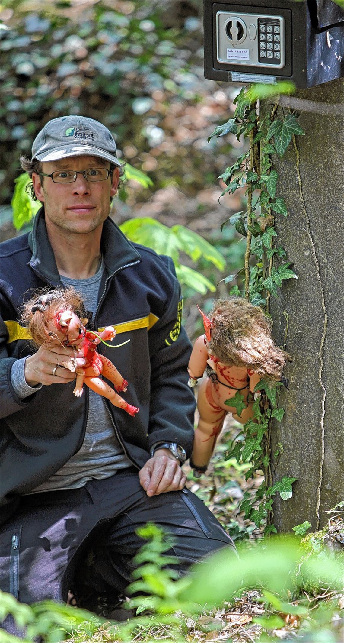 Schatzjäger suchen den Friedhof der Gruselpuppen