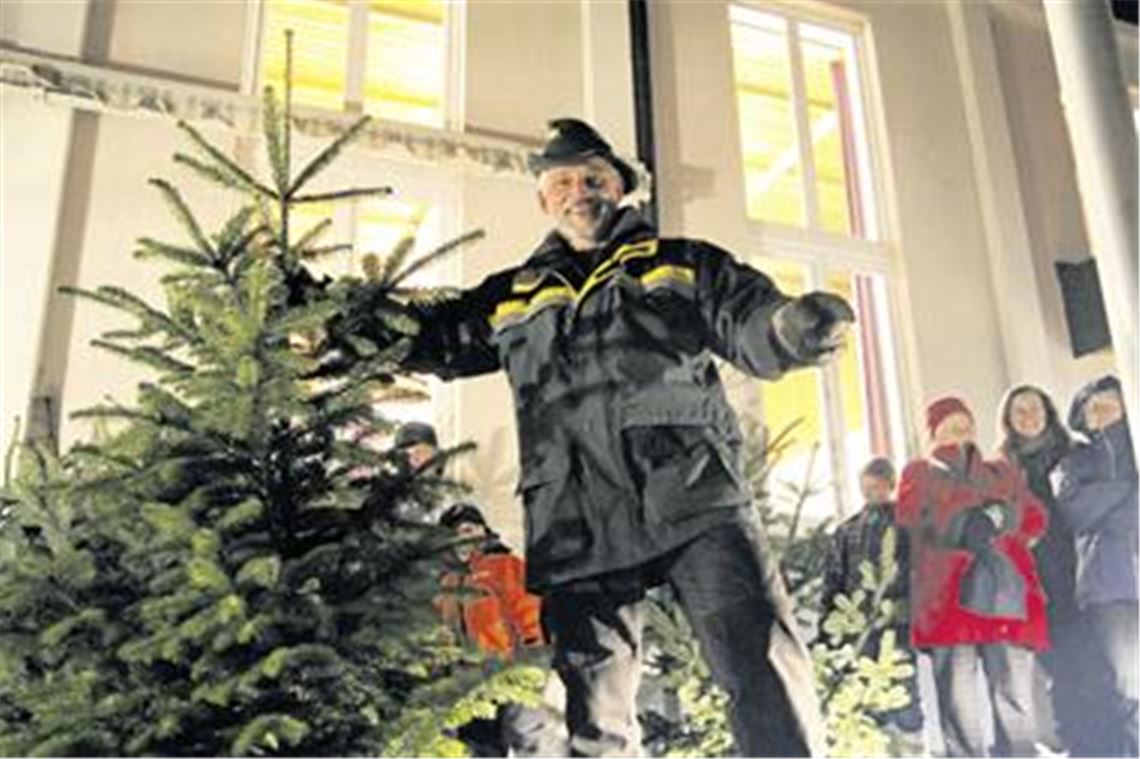 Revierförster Rolf Esslinger agiert als Auktionator bei der Christbaumversteigerung. Foto: Hansen