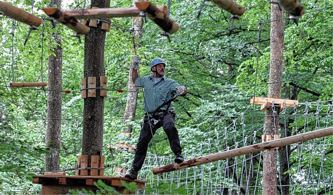 Revierförster Rolf Esslinger im Illinger Kletterpark. Er könnte sich einen Waldwipfelpfad mit pädagogischem Ansatz als perfekte Ergänzung und einzigartiges Angebot vorstellen. Foto: Hansen