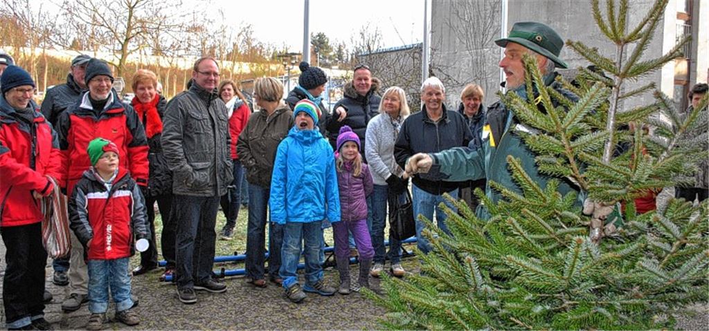 Revierförster Rolf Esslinger preist bei der Christbaumversteigerung in Illingen auch Mängelexemplare wortreich an. Fotos: Stahlfeld