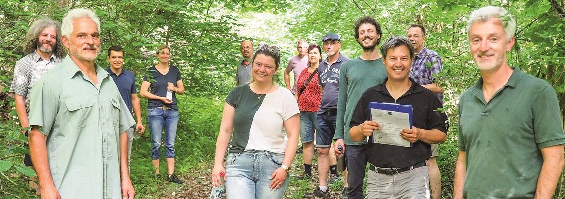 Revierförster Rolf Esslinger (vorne li.) und Andreas Roth vom Landratsamt Enzkreis (vorne re.) informieren den Gemeinderat und die Bürgermeisterin Antonia Walch (vorne, zweite v. li.) über aktuelle Herausforderungen der kommunalen Forstwirtschaft. Foto: Müller