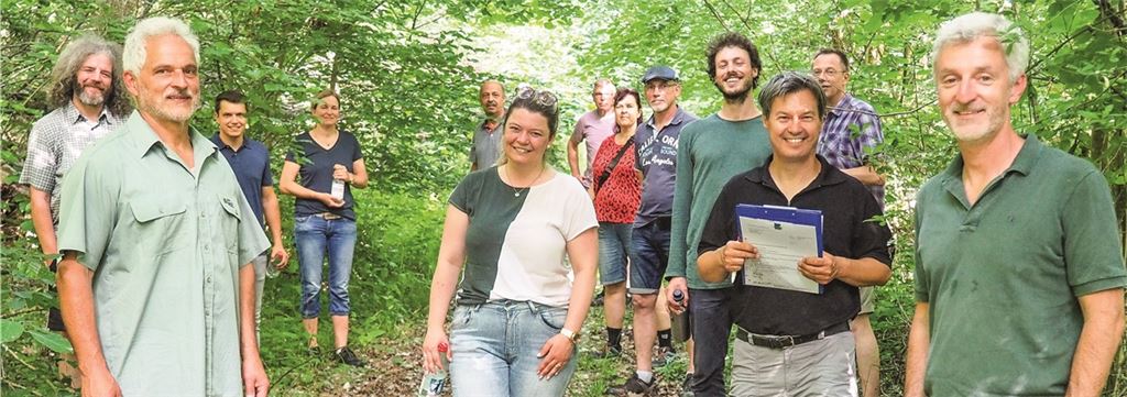 Revierförster Rolf Esslinger (vorne li.) und Andreas Roth vom Landratsamt Enzkreis (vorne re.) informieren den Gemeinderat und die Bürgermeisterin Antonia Walch (vorne, zweite v. li.) über aktuelle Herausforderungen der kommunalen Forstwirtschaft. Foto: Müller