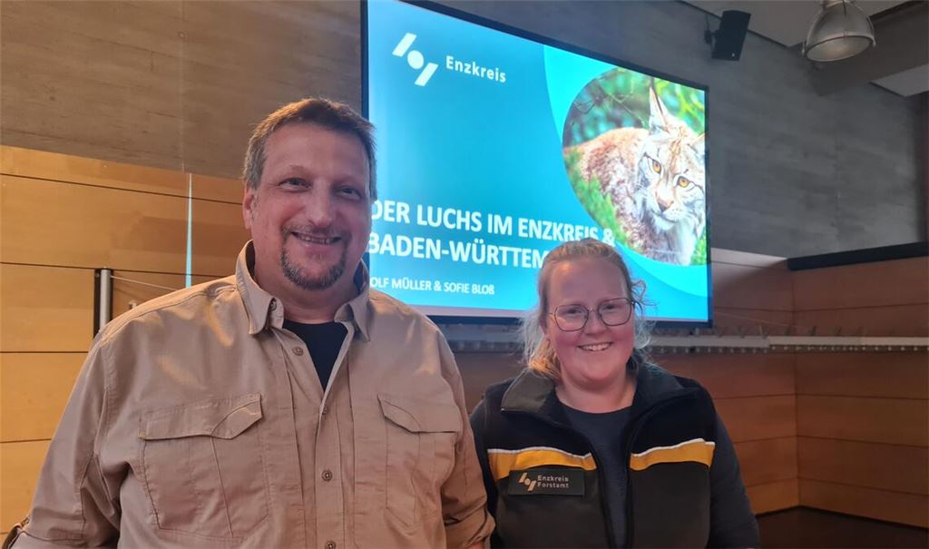 Revierförster Rolf Müller und die Wildtierbeauftragte des Enzkreises, Sofie Bloß, informieren über den Luchs. Foto: Peche