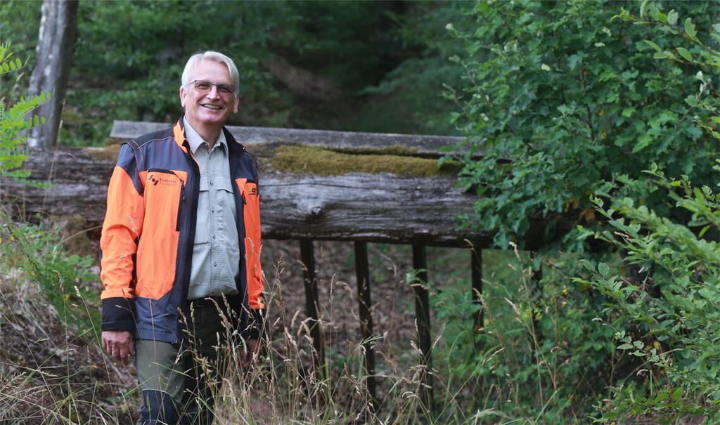 Revierförster Ulrich Klotz will mit den Camp-Teilnehmern auch solche rechenartigen Barrieren erneuern. Sie sorgen dafür, dass das Schwemmmaterial aus den Wassergräben sich nicht vor Rohren anlagert, die unter Waldwegen liegen. Wären die Rohre verstopft, würde das Wasser nicht durchkommen und Waldwege überfluten und dadurch beschädigen.