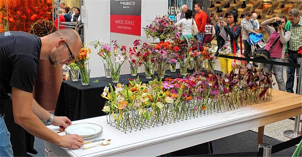 „Revolution in Europa: Royaler Prunk oder bürgerlicher Schick?“ lautet die Aufgabe, bei der Marcel Schulz mit Dekoration und Blumen den Kontrast zwischen Arm und Reich inszeniert. Fotos: Sonja Schulz