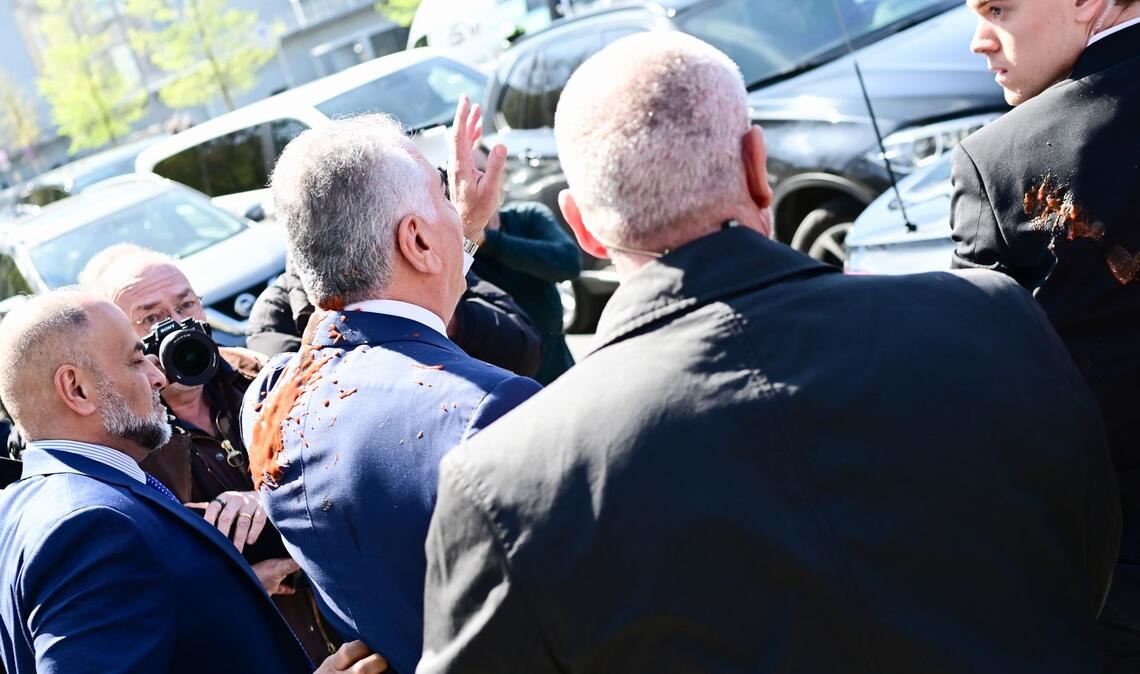 Reza Pahlavi, beschmiert mit roter Flüssigkeit.