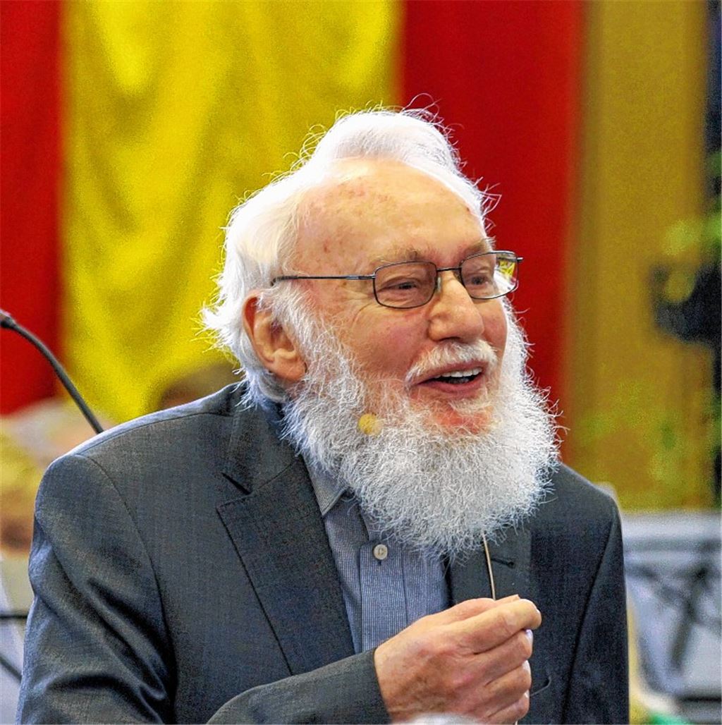 Rezitator Ernst Pilick mit seinen Betrachtungen über das flüchtige Gut des Glücks aus verschiedenen Perspektiven und die Stadtkapelle verleihen dem Empfang einen glücklichen Rahmen. Fotos: Hansen