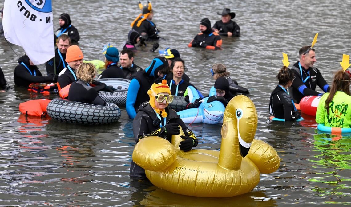 Rheinschwimmen in Köln: Kostümierte Schwimmer unterqueren fünf Rheinbrücken