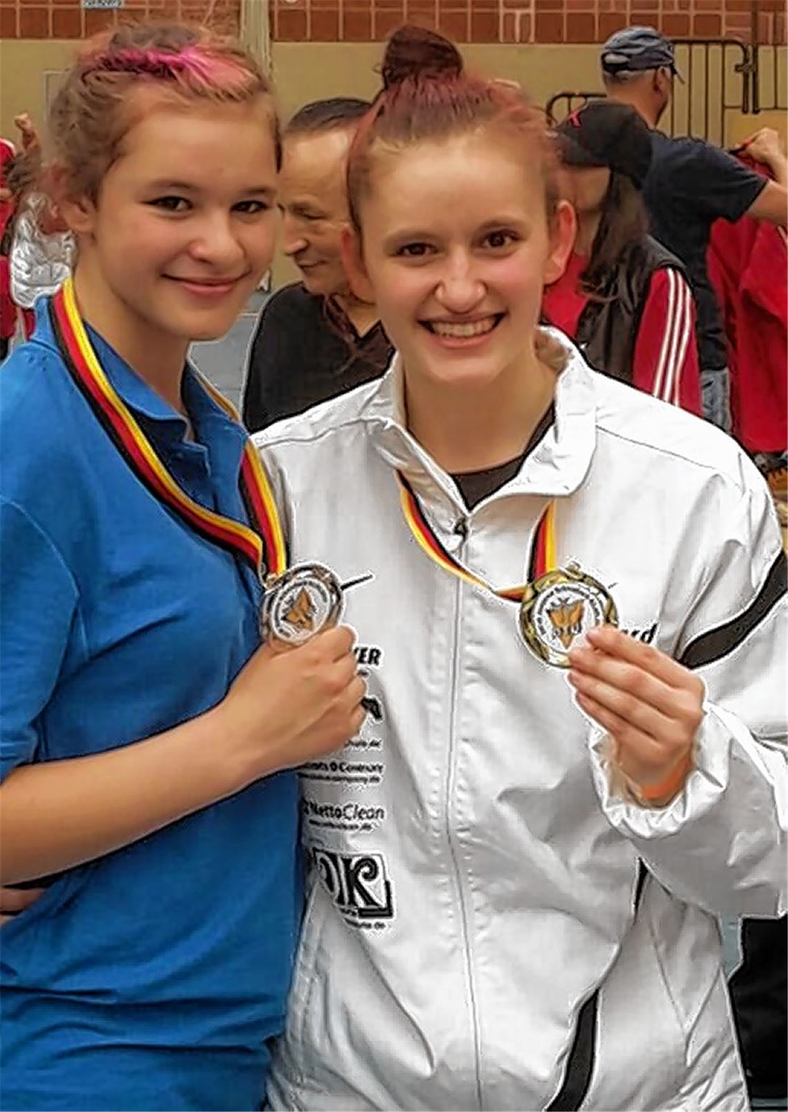 Riccarda Nothaft (li). und Roxana Nothaft freuen sich über ihre Medaillen.